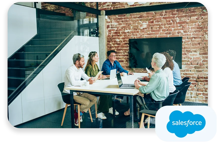 DC22.1 Eine Gruppe von Personen arbeitet in einem Konferenzraum mit einem Salesforce-Logo zusammen.