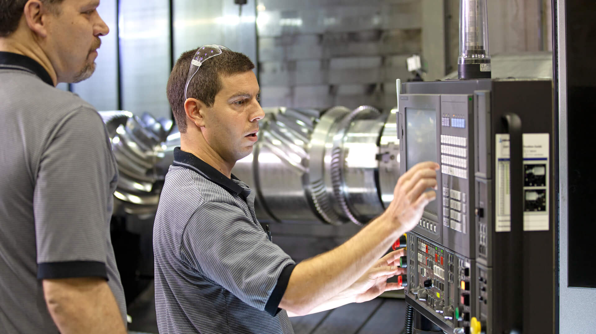 okuma_agreatlifeinmanufacturing_blogimg Okuma product image and employees working.