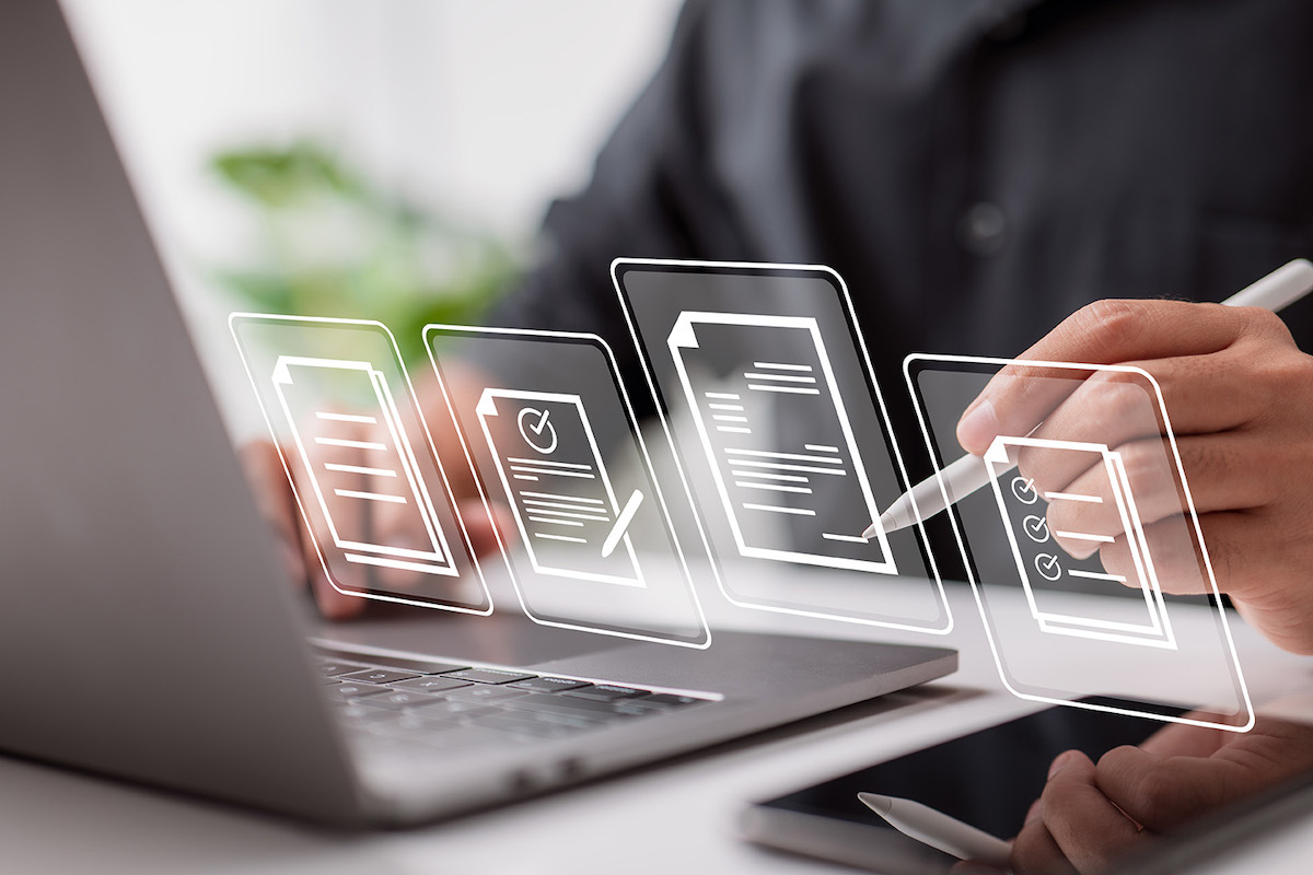 what-is-contract-automation-and-why-you-need-i Experlogix Document Automation, using a stylus to esign a contract.